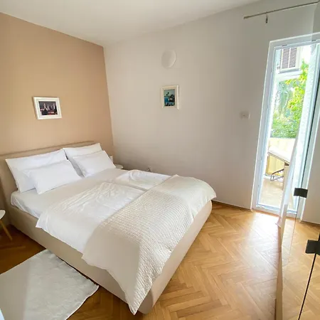 Flora 2 Apartament Banjol