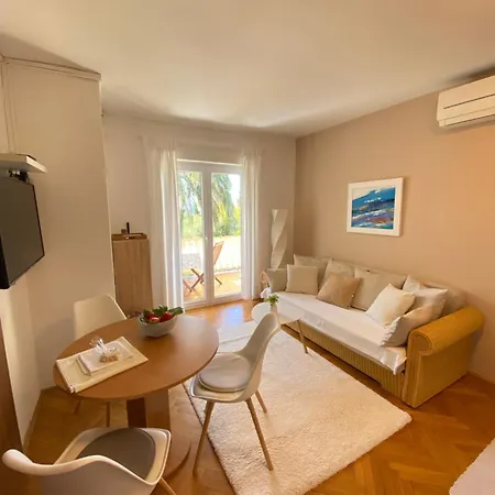 Apartament Flora 2 *